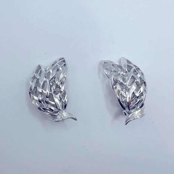 VINTAGE Silver Toned Open Work Clip On Earrings - Picture 3 of 6